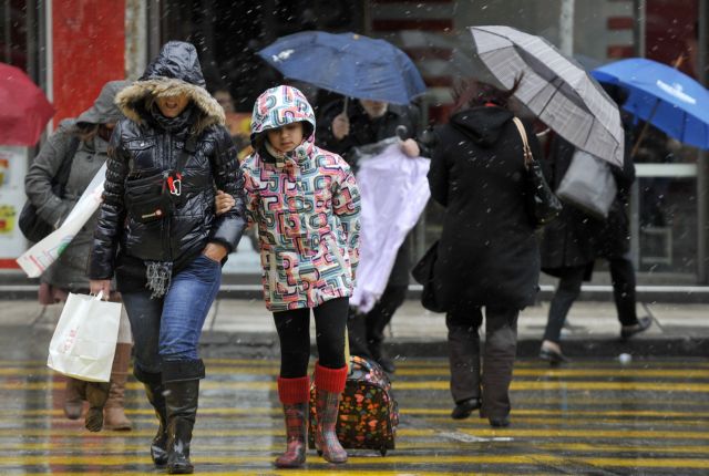 Στο «ψυγείο» η χώρα λίγο πριν τα Χριστούγεννα με κρύο, βροχές και χιόνια